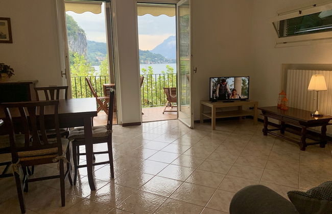 Mamma Ciccia Holiday Home - Front Lake Apartment, beach and swimming pool - Photo 9