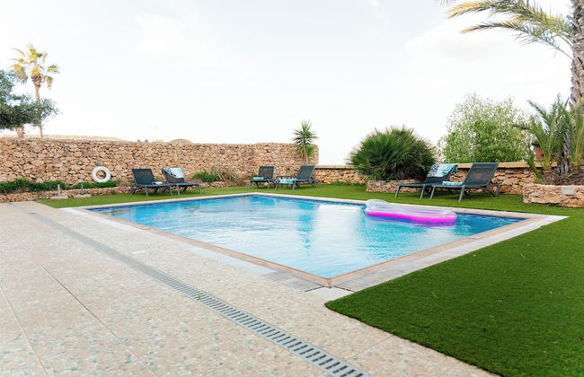 Villa Savona 3 Bedroom Villa With Private Pool - Photo 21