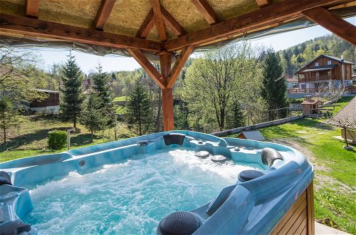 Foto 18 - Tranquil Holiday Home in Kvarner with Hot Tub