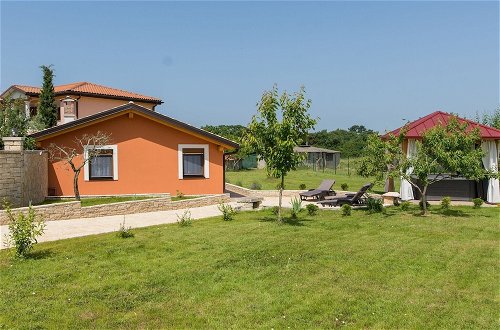 Foto 18 - Attractive Holiday Home with Pool, Hot Tub, Patio, Courtyard