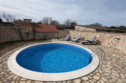 Photo 11 - Attractive Holiday Home with Pool, Hot Tub, Patio, Courtyard