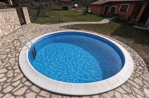Foto 10 - Attractive Holiday Home with Pool, Hot Tub, Patio, Courtyard