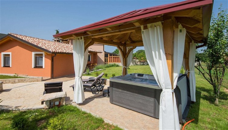 Foto 1 - Attractive Holiday Home with Pool, Hot Tub, Patio, Courtyard