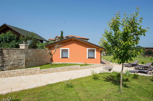 Foto 16 - Attractive Holiday Home with Pool, Hot Tub, Patio, Courtyard