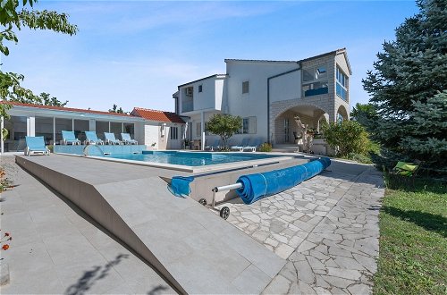 Photo 24 - Beautiful Holiday Home in Neoric With Private Pool