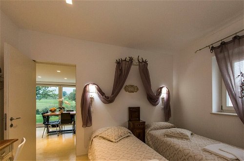 Foto 5 - Hillside Villa With Swimming Pool and Jacuzzi - Frasassi Caves