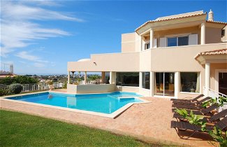Foto 1 - Lavish Villa With Private Swimming Pool