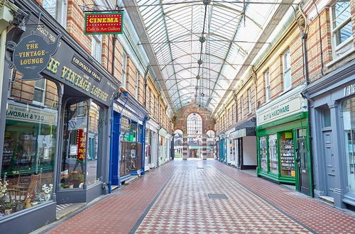 Foto 12 - Chic Top Floor Apartment in the Heart of Westbourne Arcade