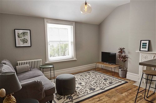 Foto 6 - Chic Top Floor Apartment in the Heart of Westbourne Arcade