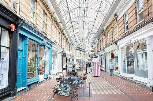 Foto 7 - Chic Top Floor Apartment in the Heart of Westbourne Arcade