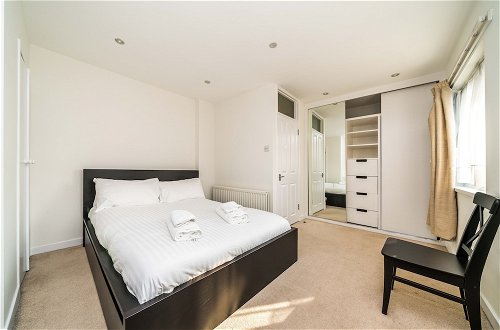 Photo 3 - 2 Bedroom Flat in Heart of Battersea near Station