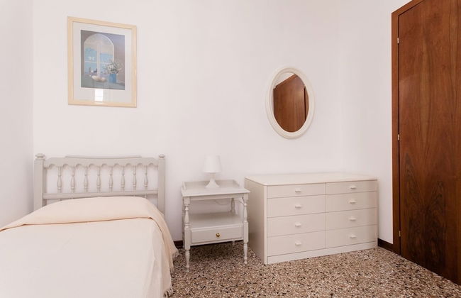 Prince Apartments - Photo 31