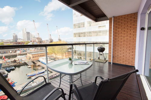 Photo 17 - Canary Wharf Luxury River view apartment