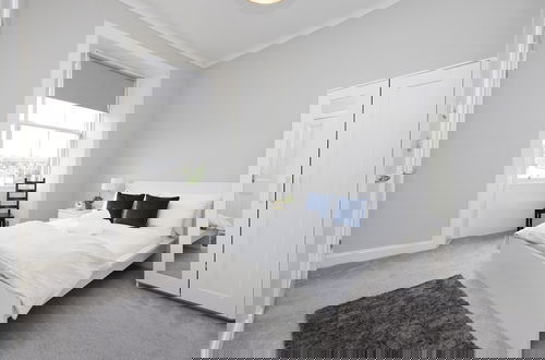 Foto 2 - JOIVY 4-Bed Stylish Flat In Edinburgh City Centre