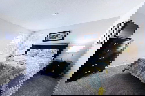Foto 5 - Luxurious 6bd Pool Haven Refreshing And Chic-4464n 6 Bedroom Home by RedAwning