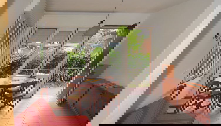 Foto 1 - Nice Apartment With Private Garden and Parking