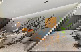 Foto 3 - Waves - City Serenity: Luxe Living at 15 Northside Tower 2