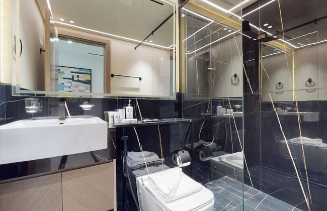 Luxury 3BR Designer Retreat with Parking - Foto 17