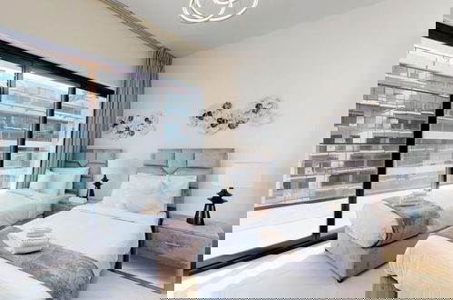 Foto 4 - Luxury 3BR Designer Retreat with Parking