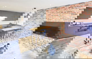 Foto 3 - Host Stay Modern Industrial Golden Lion Apartments