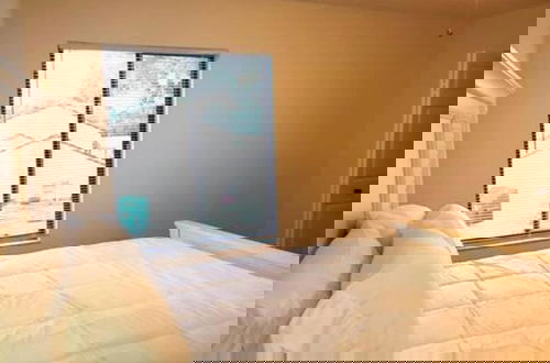 Photo 1 - 165 White Fawn Luxury King Bed in Modern 2bdrm 2 5BA Amazing Pool