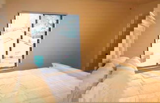 Photo 1 - 165 White Fawn Luxury King Bed in Modern 2bdrm 2 5BA Amazing Pool