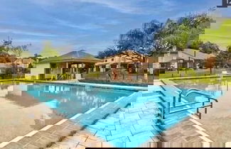 Photo 2 - 165 White Fawn Luxury King Bed in Modern 2bdrm 2 5BA Amazing Pool