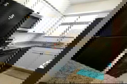 Photo 3 - 165 White Fawn Luxury King Bed in Modern 2bdrm 2 5BA Amazing Pool