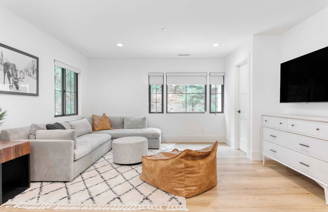 Luxury Retreat, 5mins to the Lake Game Room + Fire Pit Howlite by Avantstay - Foto 16