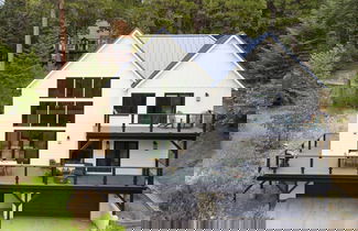 Foto 1 - Luxury Retreat, 5mins to the Lake Game Room + Fire Pit Howlite by Avantstay
