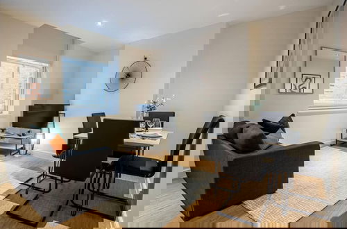 Foto 8 - Contemporary One Bedroom Flat by Sojo Stay