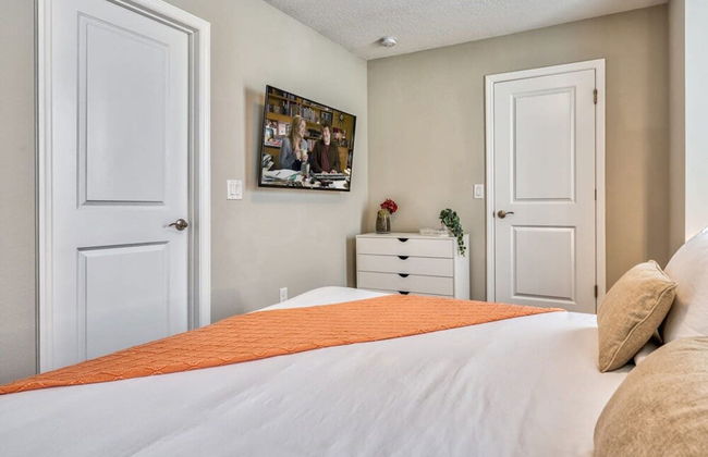 Modern Decorated Home With Mickey Themed Bedrooms - Foto 49