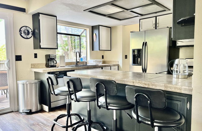 DT Reno - 4BR Home w Patio BBQ Grill Games Room - Photo 4