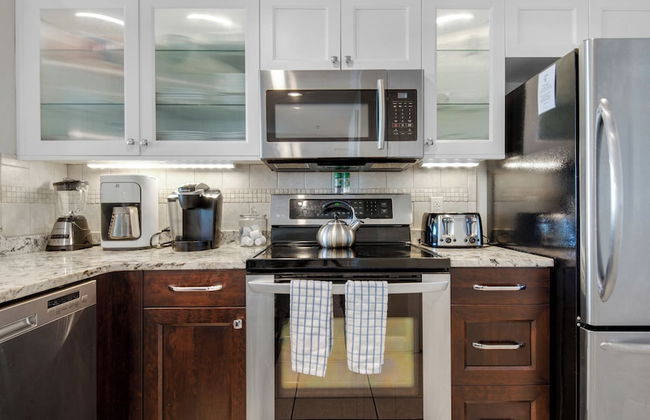 Spacious 2BR Condo w/ Partial Gulf Views, Pool, Across the Street From Beach! - Photo 17