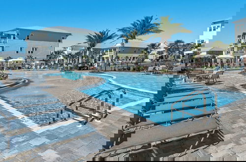 Foto 27 - Modern Comfort + Resort Style Pool: Perfect Prominence Location for 10