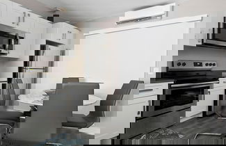 Foto 3 - ULTRA Modern Apt by the Beach