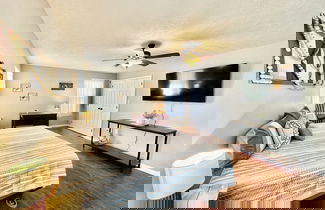 Foto 3 - Wearadise Mountain Views Home features Hot Tub and Fire Pit by RedAwning