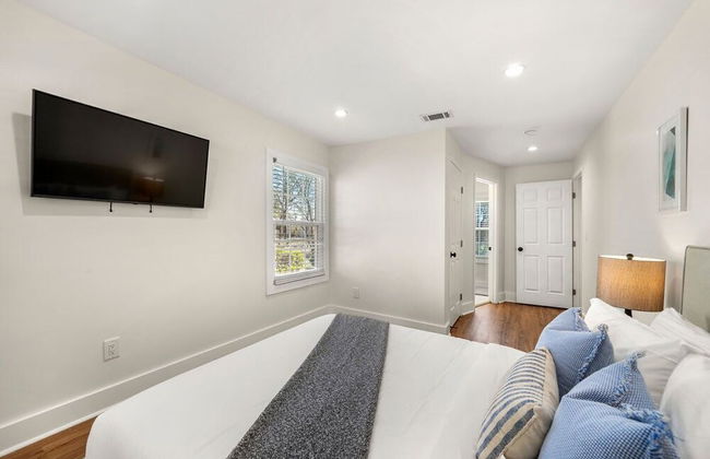 Beautifully Modern Cottage in Historic Norcross - Photo 2