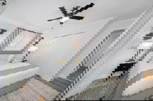 Foto 14 - Exquisite Bayview Villa With Pool and Games!