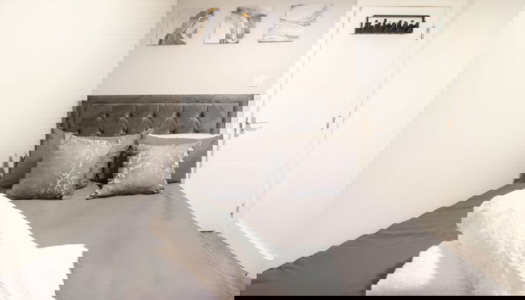 Photo 1 - London Apt - Sleeps 4 - Parking - Wifi