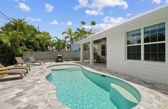 Sardinia Vacation Rental: Delightful Coastal Home near Vanderbilt Beach. Relax in a Private Pool and Spacious 4-BR Retreat with Modern Amenities. Ideal for Families. Minutes from Mercato and Local Attractions - Photo 32