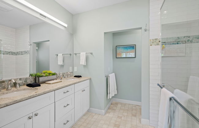 Sardinia Vacation Rental: Delightful Coastal Home near Vanderbilt Beach. Relax in a Private Pool and Spacious 4-BR Retreat with Modern Amenities. Ideal for Families. Minutes from Mercato and Local Attractions - Photo 31