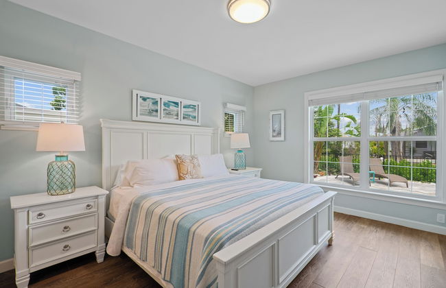 Sardinia Vacation Rental: Delightful Coastal Home near Vanderbilt Beach. Relax in a Private Pool and Spacious 4-BR Retreat with Modern Amenities. Ideal for Families. Minutes from Mercato and Local Attractions - Photo 9