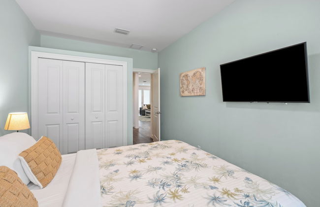 Sardinia Vacation Rental: Delightful Coastal Home near Vanderbilt Beach. Relax in a Private Pool and Spacious 4-BR Retreat with Modern Amenities. Ideal for Families. Minutes from Mercato and Local Attractions - Photo 2