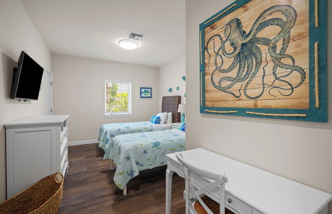 Sardinia Vacation Rental: Delightful Coastal Home near Vanderbilt Beach. Relax in a Private Pool and Spacious 4-BR Retreat with Modern Amenities. Ideal for Families. Minutes from Mercato and Local Attractions - Photo 3