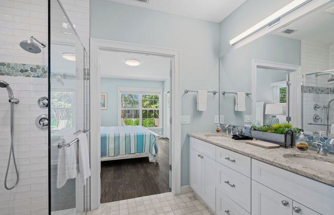 Sardinia Vacation Rental: Delightful Coastal Home near Vanderbilt Beach. Relax in a Private Pool and Spacious 4-BR Retreat with Modern Amenities. Ideal for Families. Minutes from Mercato and Local Attractions - Photo 30