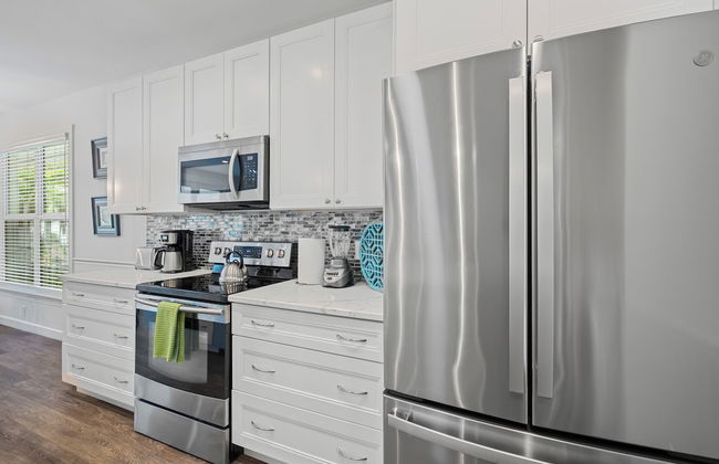 Sardinia Vacation Rental: Delightful Coastal Home near Vanderbilt Beach. Relax in a Private Pool and Spacious 4-BR Retreat with Modern Amenities. Ideal for Families. Minutes from Mercato and Local Attractions - Photo 16