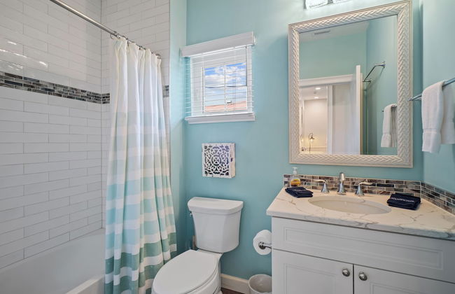 Sardinia Vacation Rental: Delightful Coastal Home near Vanderbilt Beach. Relax in a Private Pool and Spacious 4-BR Retreat with Modern Amenities. Ideal for Families. Minutes from Mercato and Local Attractions - Photo 29