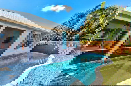Foto 19 - Sardinia Vacation Rental: Delightful Coastal Home near Vanderbilt Beach. Relax in a Private Pool and Spacious 4-BR Retreat with Modern Amenities. Ideal for Families. Minutes from Mercato and Local Attractions
