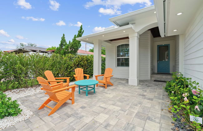 Sardinia Vacation Rental: Delightful Coastal Home near Vanderbilt Beach. Relax in a Private Pool and Spacious 4-BR Retreat with Modern Amenities. Ideal for Families. Minutes from Mercato and Local Attractions - Photo 22
